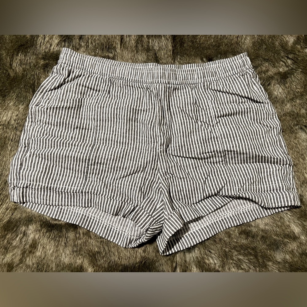 Old navy stripe chino shorts NWOT, size large, front & back pockets, drawstrings